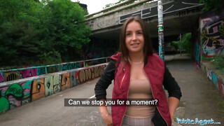 Public Agent - Jenna J Ross a híd alatt dug