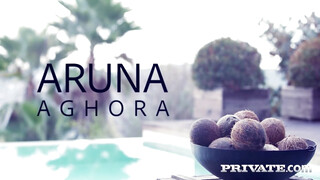Aruna Aghora pici muffja finoman megdöngetve