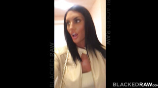 August Ames muffját barna hapsi reszeli