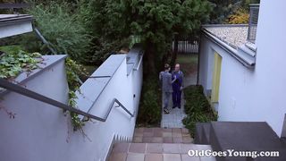 Fater lerendezi a tini kisasszonyt