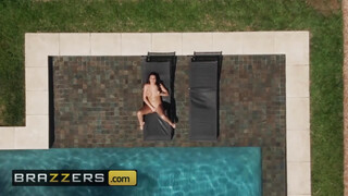 BRAZZERS - Jolee Love a méretes cickós fiatal spiné