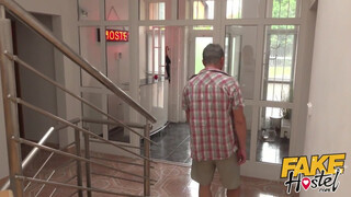 Fake Hostel - Fiatal turista kiscsaj punciba baszva