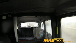 FakeTaxi - kitetovált csaj bekúrva a hátsó ülésen