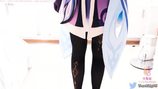 Cosplay-es kiscsaj lábbal kúr és aztán őt reszelik