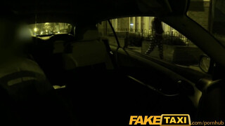 FakeTaxi - Olasz kisasszony a taxiban kúr