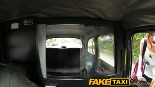 FakeTaxi gyönyörű vörös nőci extra kannákkal