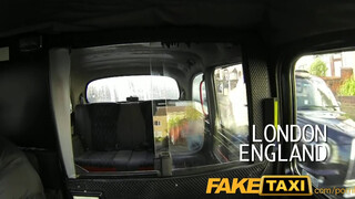 FakeTaxi világos szőke muffot nem nagyon zavarja az idősebb dákó