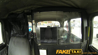 FakeTaxi kanos csajszit meglepetés éri a hátsó ülésen