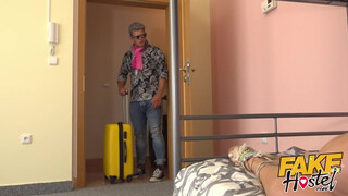 Fake Hostel szűk pinájú olasz csajszi és dupla fallosz
