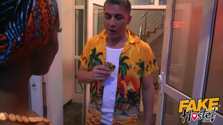 Fake Hostel afrikai bige és egy brazil bula közösen