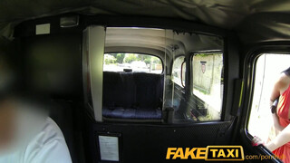 FakeTaxi még a seggnyalást is bevállalja a nőci