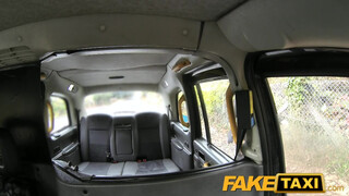 Fake Taxi kifestett bige kielégíti a sofőrt