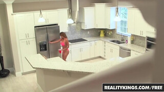 Reality Kings - a latinos latina Bianka méretes popója megrakva