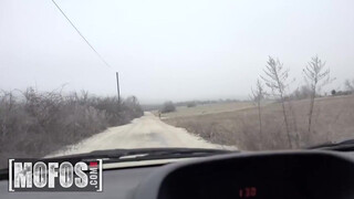 Mofos - Rebecca Volpetti a autóban dug
