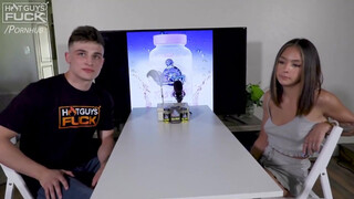 Tini kicsike csöcsű nőci és a tetovált hapsi - Hot Guys Fuck