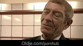 Magyar pornószínész hölgyemény kúrel idős sráccal - Oldje