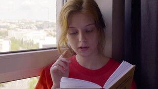 ULTRAFILMS - gyönyörű tini kiscsaj begerjed egy könyvre