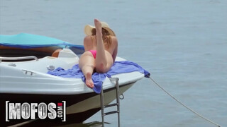 MOFOS - Kezie Madison húsos kicsike muffja