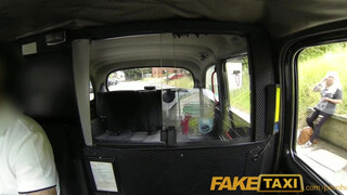 Faketaxi - szőrös pinájú milf picsa szexel egyet