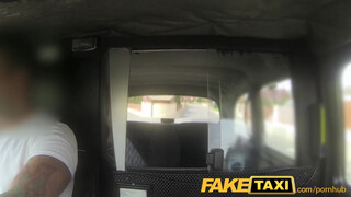 FakeTaxi - spriccelős puncijú prágai nőci