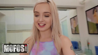 MOFOS - Lexi Lore durván popóba rakva