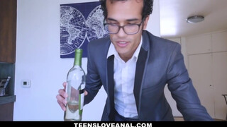 Teens Love anal - gyönyörű csajszi felkínálja a picsáját