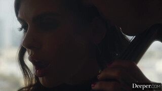 Deeper - Keisha Grey a méretes cicis fiatal hölgyemény