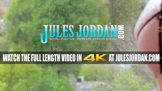 Jules Jordan - Athena Faris barna sráccal kúrel