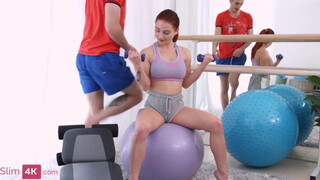 Slim4K - Csöcsös vörös hajú nőci hátsó bejáratba baszva