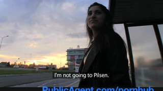 PublicAgent - bombázó ázsiai spiné felszedve a buszmegállóban
