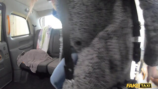 Fake Taxi - Kicsike tőgyes fiatal bige lovagol