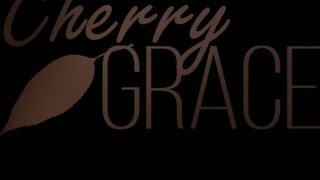 Cherry Grace lovagol a barátján
