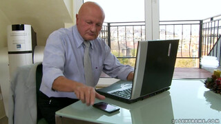 Gyuribácsi imádja a fiatal lányt