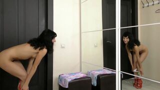 Tini spiné szőrös puncival masturbál a tükör előtt