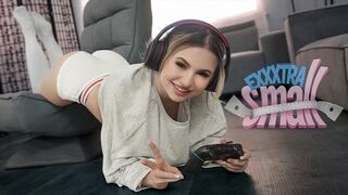 Pici tini spiné Aria Banks elkapja magas mostohabátyját Chris Epicet, aki a szobájában kézimunkázza a pöcse