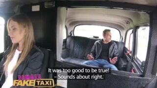 Fiatal srác gyorsan megdugja Angel Piaff szaftos csupasz puncáját a hamis taxiban