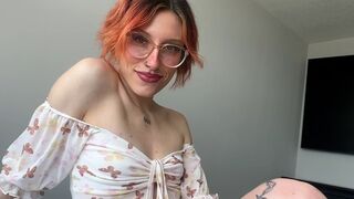 A szarvas tini bébiőrző megkívánja a farkát