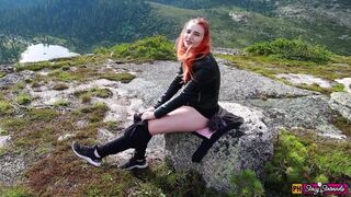 Tini vörös hölgyemény masturbál a hegyekben orgiáig