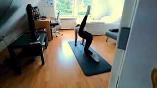 Tini fitnesz spiné ujjazza magát, majd rendesen megbasszák