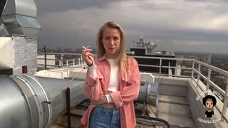 Dögös kurva majdnem lenyelte a dákót az utcán
