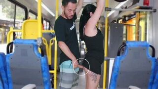Vén krapek dörzsöli és kiveri a barnára a buszon, amíg el nem élvez
