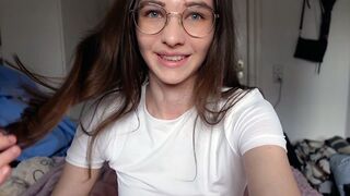 Ártatlan tini durván kúrja nagyajkú punciját cowboy szerkóban!
