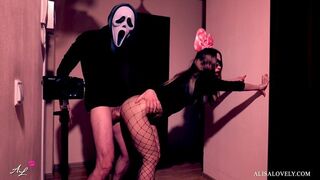 Maszkos őrült alaposan megbassza a néger bulát a tükör előtt - halloween szerepjáték fétis páros játék
