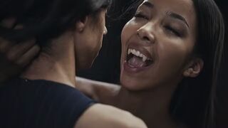 Ebony Vampire Mistress Lia Lin elcsábít egy spanyol méretes cickós tini nőcit a Vampired durva domina játékában