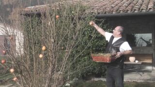 Gyönyörű világos szőke tini amatőr hátsó bejáratba tolva és szájba lőve nagy farasszal
